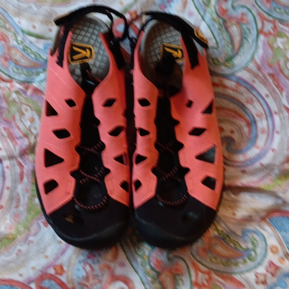 Keen coral suede shoes 7
